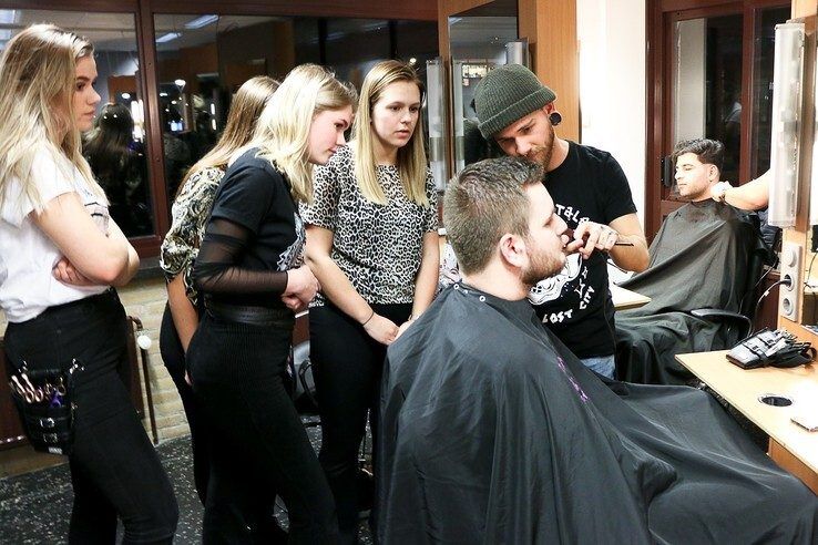 Twintig nieuwe barbiersstoelen maken keuzedeel Barbier compleet