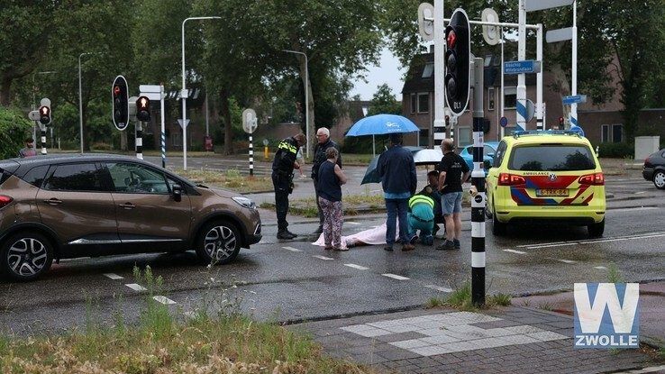 Ongeval op de kruising Van Wevelinkhovenstraat / Bisschop Willebrandtlaan - Foto: Arjen van der Zee