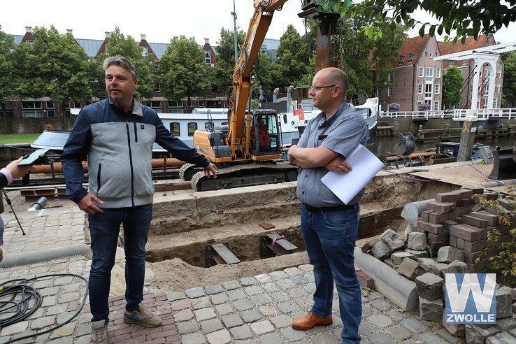 Stadsarcheoloog Micheal Klomp (l) en beheermanager stedelijk water Mark Heideveld (r) bij de historische kademuur. - Foto: Jan van der Meulen