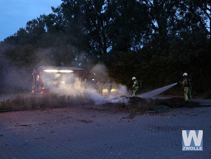 Brandweer blust groenafval aan Hyacinthstraat Zwolle - Foto: Arjen van der Zee