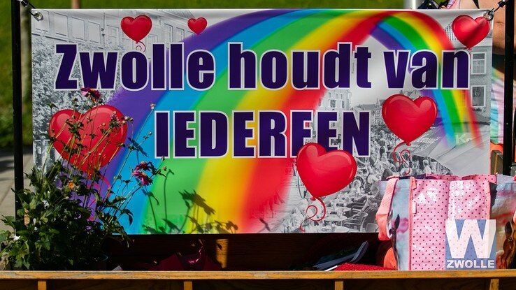 Bonte stoet van Zwolle Pride Parade trekt door de straten van Zwolle - Foto: Arjen van der Zee