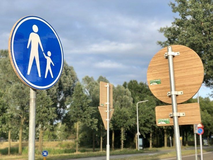 Eerste bamboe verkeersborden in Ten Oeverstraat in Zwolle - Foto: Gemeente Zwolle