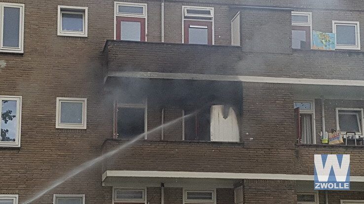 Uitslaande brand in flat Meppelerstraatweg - Foto: Arjen van der Zee