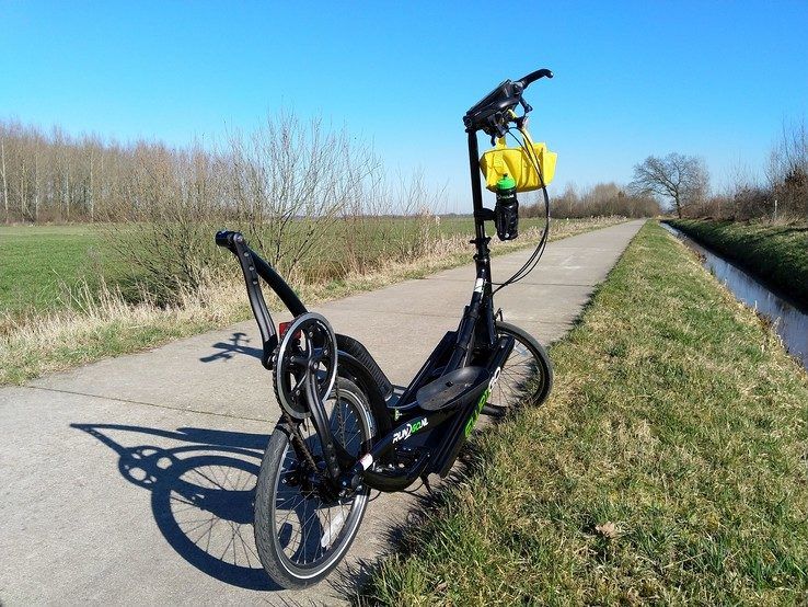 Zwolse doet mee aan 2bike4alzheimer op een fiets zonder zadel - Foto: Ingezonden foto