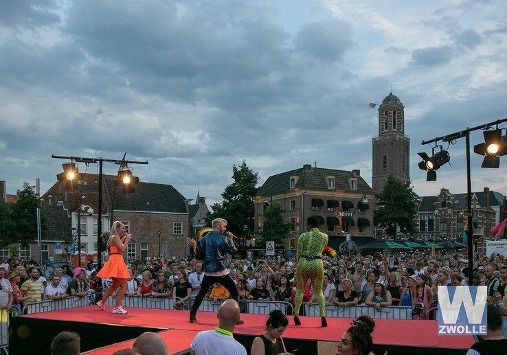 Feestje ging nog even door op het Rodetorenplein in Zwolle - Foto: Arjen van der Zee