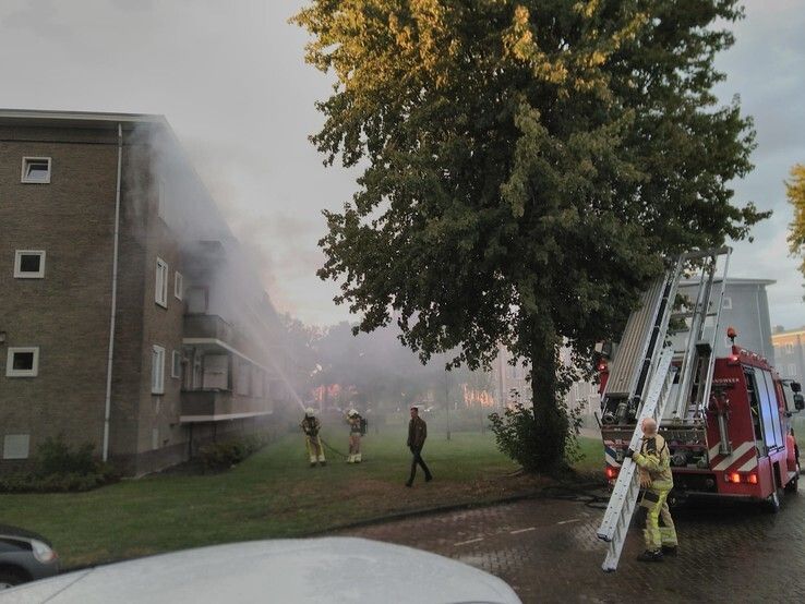 Uitslaande brand in flat Meppelerstraatweg - Foto: Japio