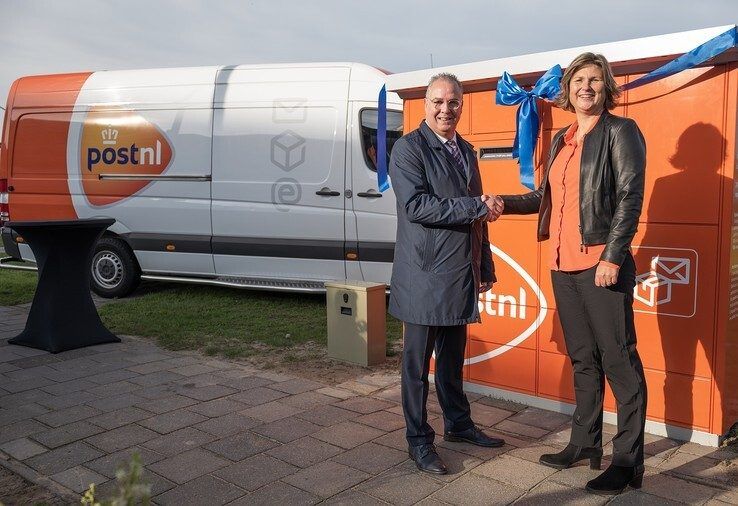 100e pakket- en briefautomaat PostNL geopend in Zwolle - Foto: PostNL