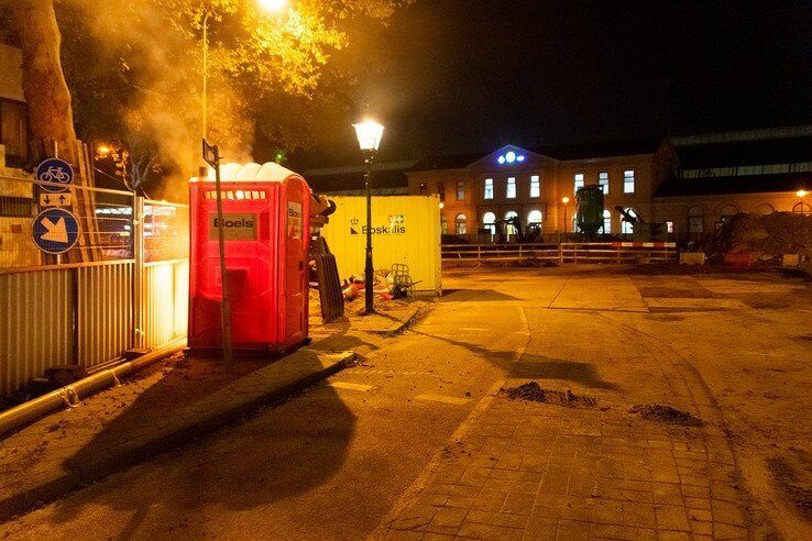 Dixi toilet-unit geblust door brandweer - Foto: Peter Denekamp