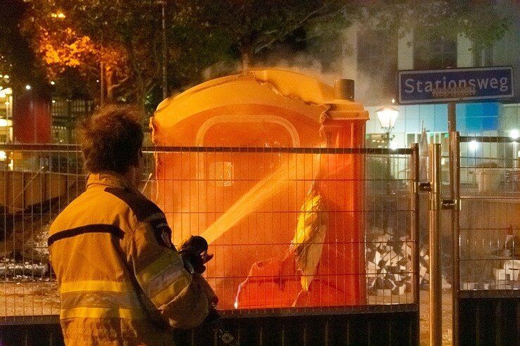 Dixi toilet-unit geblust door brandweer - Foto: Peter Denekamp