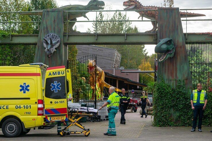 Man ernstig gewond bij brand Dinoland Zwolle - Foto: Peter Denekamp