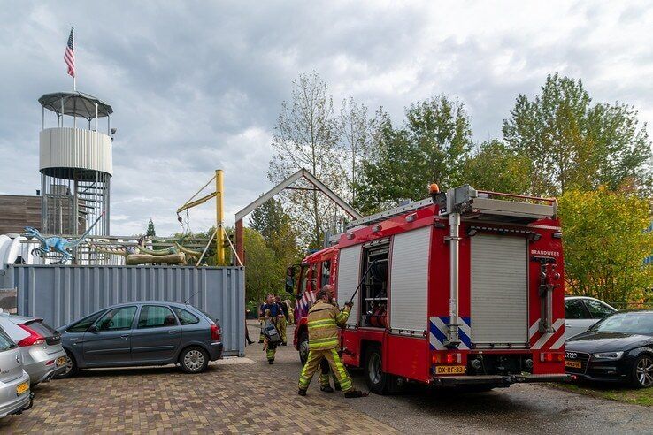 Man ernstig gewond bij brand Dinoland Zwolle - Foto: Peter Denekamp