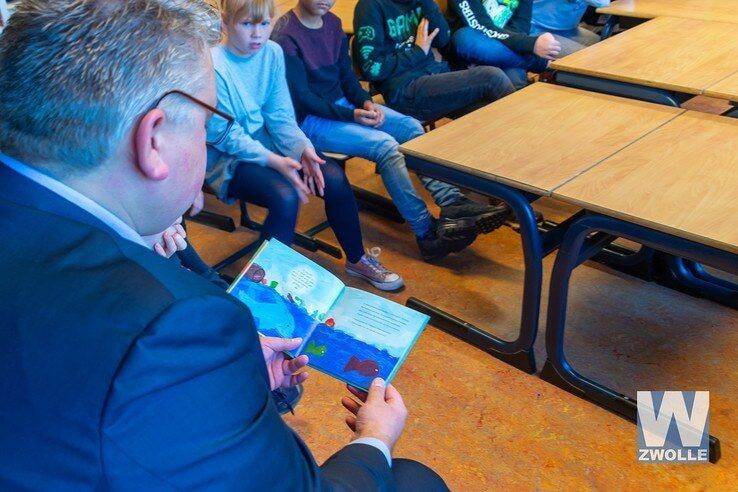 Wethouder Ed Anker leest voor op de Emmaschool - Foto: Peter Denekamp