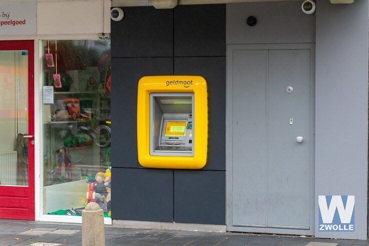 Nieuwe geldautomaat in Assendorperstraat zorgt voor eenheid - Foto: Peter Denekamp