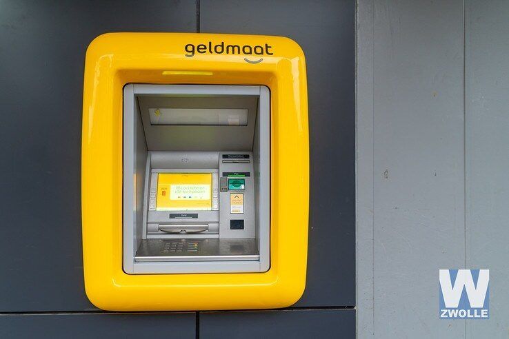 Nieuwe geldautomaat in Assendorperstraat zorgt voor eenheid - Foto: Peter Denekamp