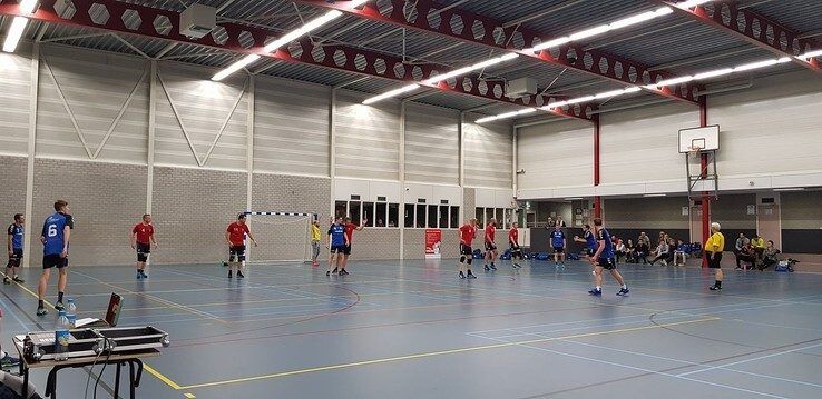 Handballers Travelbags/HV Zwolle streken thuis de winst op tegen Blauw Wit - Foto: Ingezonden foto