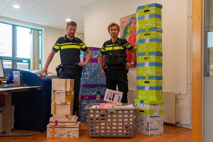 Politie Zwolle-Noord ontvangt honderden kaartjes voor zieke Eva - Foto: Peter Denekamp