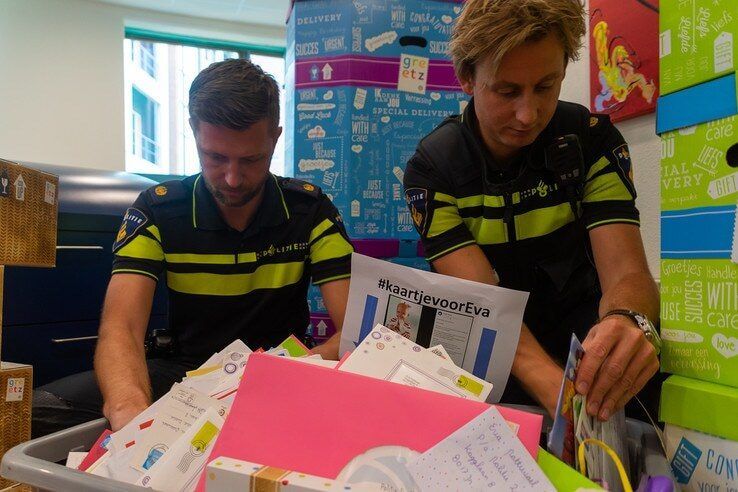 Politie Zwolle-Noord ontvangt honderden kaartjes voor zieke Eva - Foto: Peter Denekamp