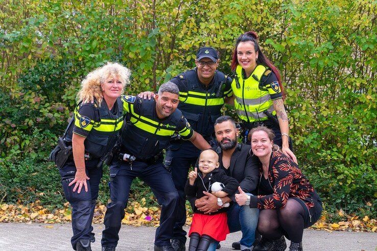 Ouders ernstig zieke Eva danken politie Zwolle en heel Nederland - Foto: Peter Denekamp
