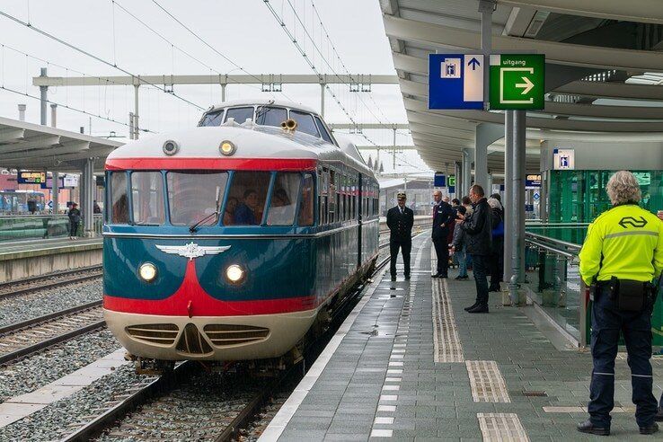 Kameel bijzondere verschijning op station Zwolle - Foto: Peter Denekamp