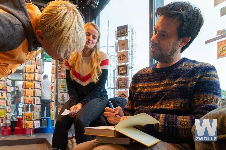 Sam Copeland bezoekt boekhandel Stadshagen - Foto: Peter Denekamp