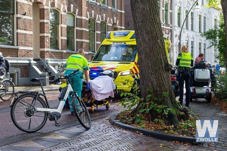 Bestuurder snorscooter gewond op Wilhelminasingel - Foto: Peter Denekamp