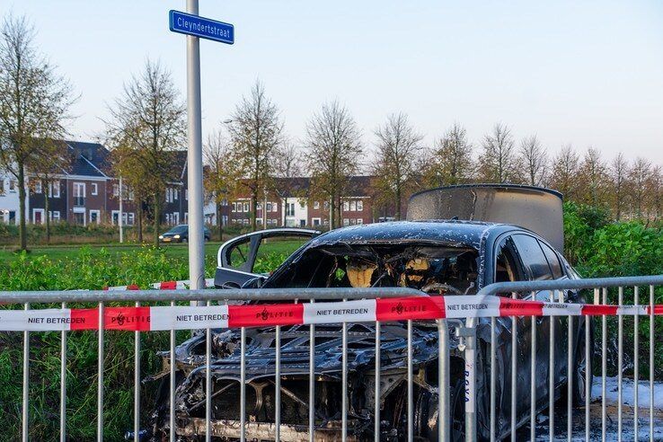Tweede autobrand deze week in Stadshagen - Foto: Peter Denekamp