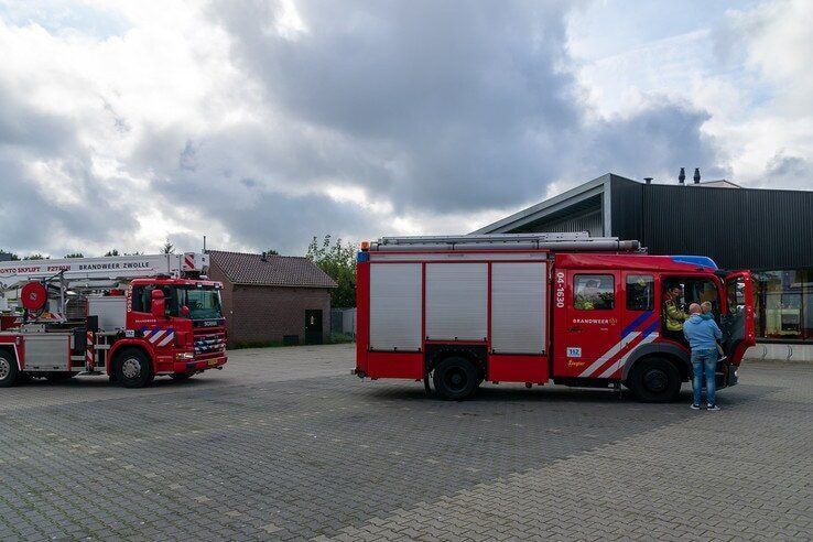 Brandweer rukt uit voor rook bij Kringloop Zwolle - Foto: Peter Denekamp