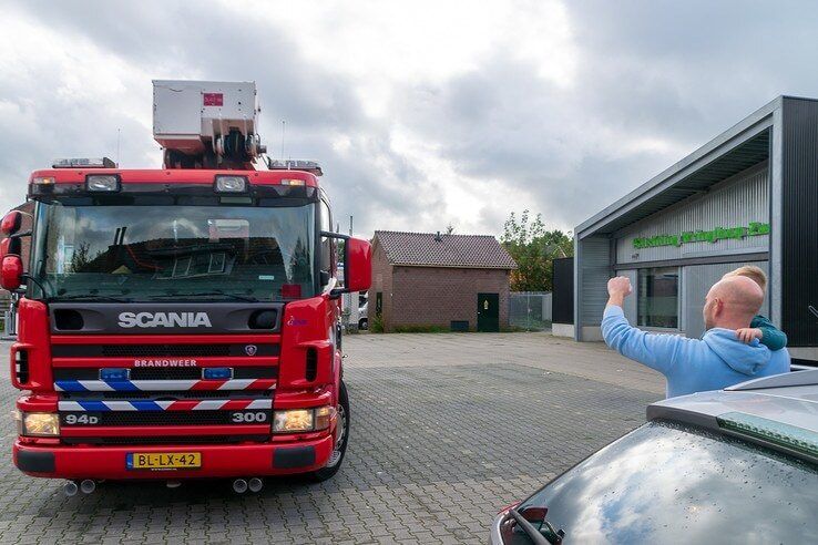 Brandweer rukt uit voor rook bij Kringloop Zwolle - Foto: Peter Denekamp