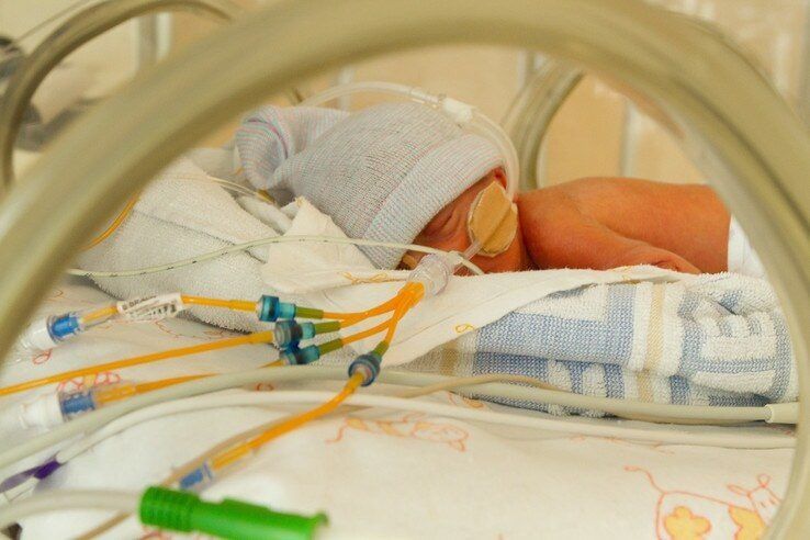 Aandacht voor te vroeg geboren baby’s kleurt Sassenpoort en Isala paars - Foto: Ingezonden foto