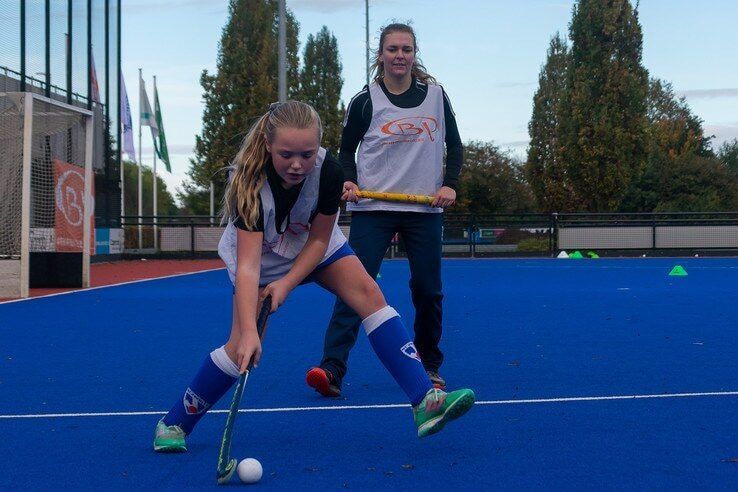 Hockey-international geeft les in Zwolle tijdens lerarenstaking - Foto: Peter Denekamp