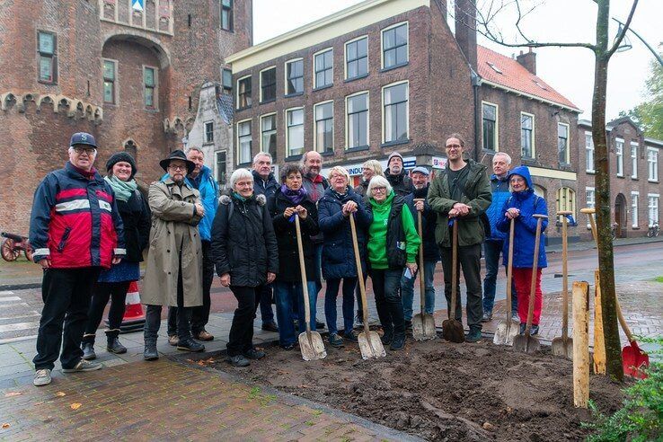 GroenLinks Zwolle en Grünen uit Lünen planten herdenkingsboom - Foto: Peter Denekamp