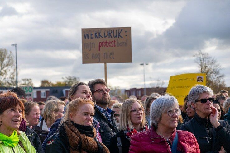 Onderwijs staakt bij IJsselhallen - Foto: Peter Denekamp