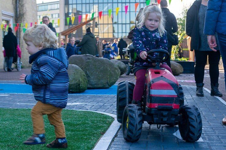 Kinderen van Onderwijscentrum de Twijn krijgen nieuw schoolplein - Foto: Peter Denekamp