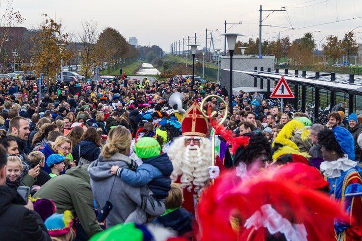 Sint brengt bezoek aan Zwolse wijk Stadshagen - Foto: Ditte Verhagen