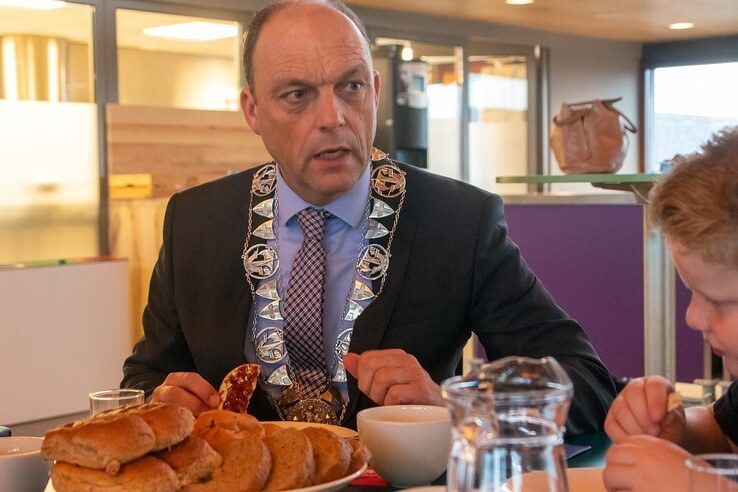 Schoolkinderen van basisschool Facet uit Holtenbroek ontbijten met de burgemeester - Foto: Peter Denekamp