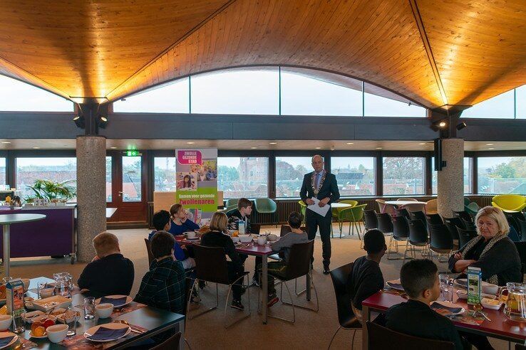 Schoolkinderen van basisschool Facet uit Holtenbroek ontbijten met de burgemeester - Foto: Peter Denekamp