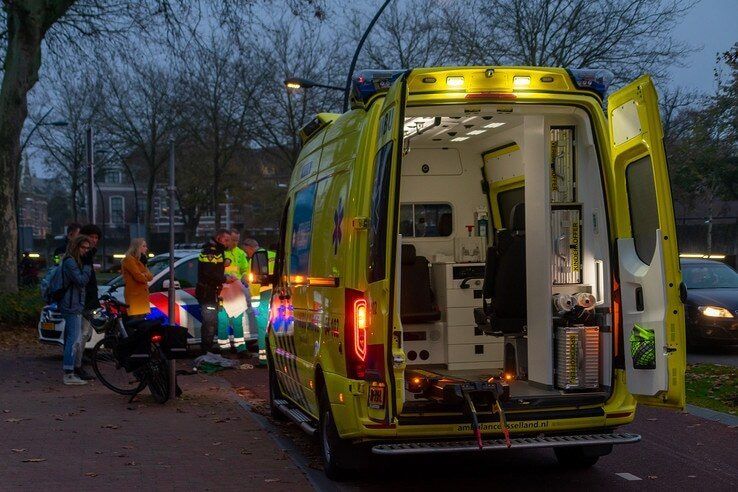 Fietsster gewond op Willemskade - Foto: Peter Denekamp