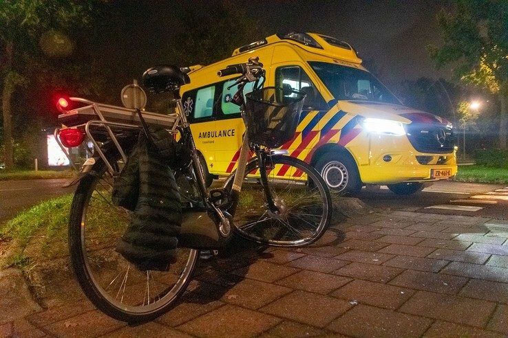Fietsster gewond bij aanrijding Nieuwe Deventerweg - Foto: Peter Denekamp