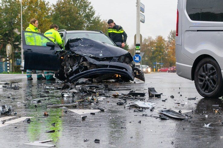 Vier gewonden bij verkeersongeval op IJsselallee - Foto: Peter Denekamp