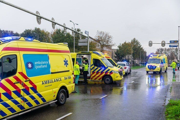 Vier gewonden bij verkeersongeval op IJsselallee - Foto: Peter Denekamp
