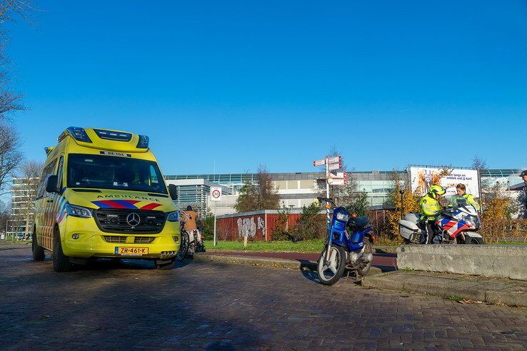 Fietser gewond bij aanrijding Industrieweg - Foto: Peter Denekamp