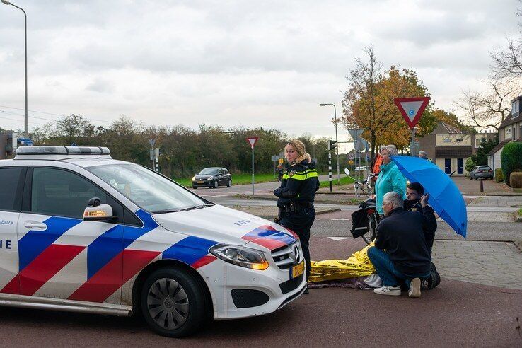 Politie en ambulancedienst brengen gevallen man naar huis - Foto: Peter Denekamp