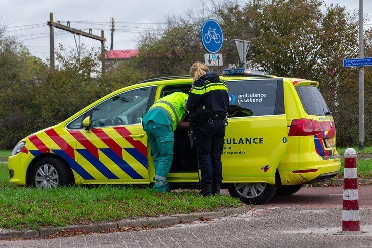 Politie en ambulancedienst brengen gevallen man naar huis - Foto: Peter Denekamp