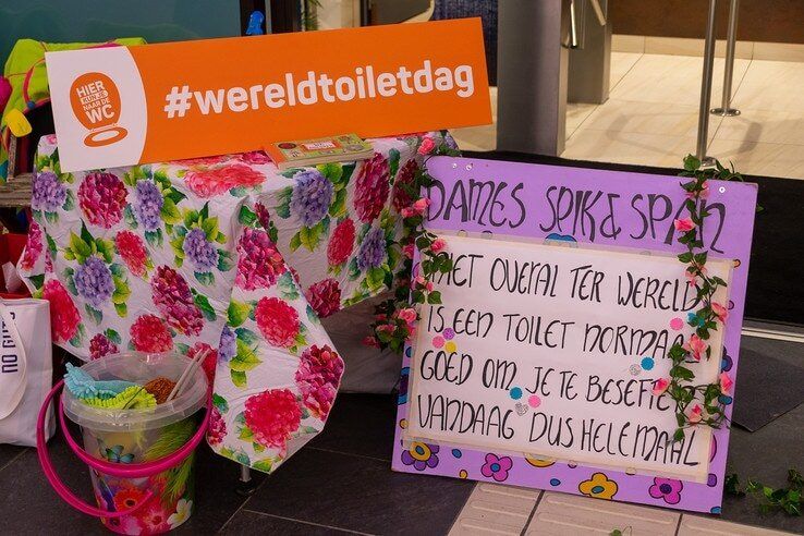 Wereld Toilet Dag op station Zwolle - Foto: Peter Denekamp
