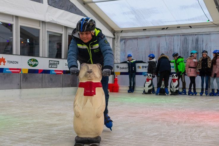 Wethouder de Heer neemt deel aan schaatsclinic - Foto: Peter Denekamp