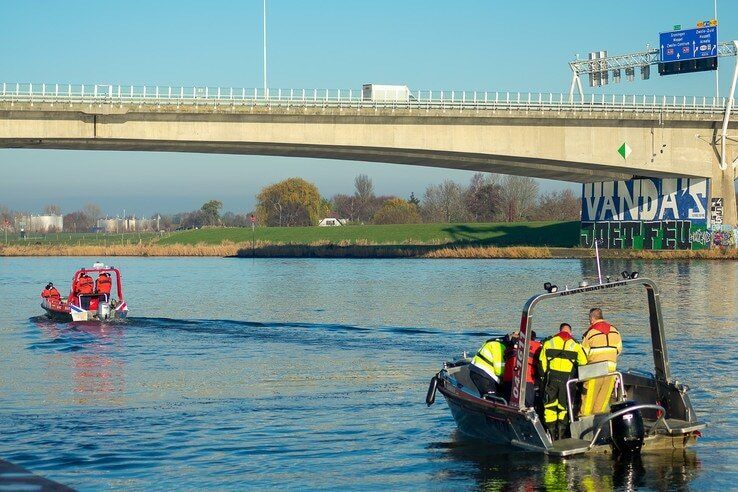 Grote zoekactie vermiste opvarende binnenvaartschip op IJssel - Foto: Peter Denekamp