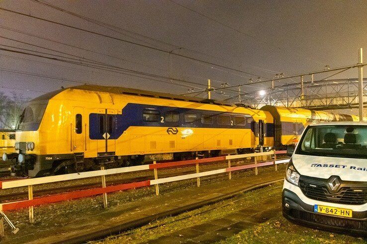 Lege trein ontspoort bij station Zwolle - Foto: Peter Denekamp