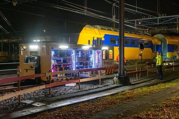 Lege trein ontspoort bij station Zwolle - Foto: Peter Denekamp