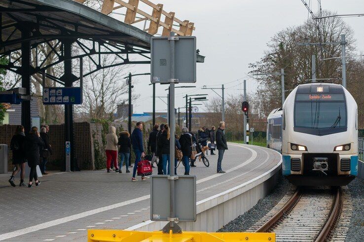 Trein komt aan op Station Kampen - Foto: Peter Denekamp