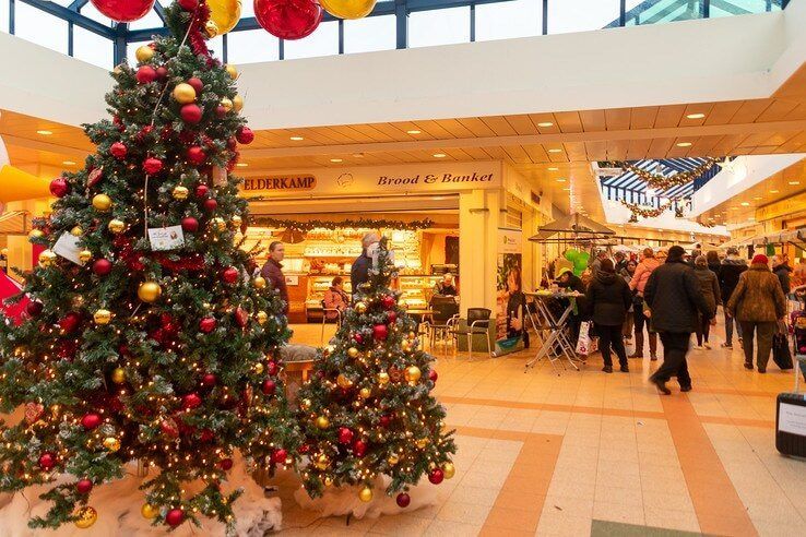 Sfeervol kerstshoppen tijdens kerstmarkt winkelcentrum Aalanden - Foto: Peter Denekamp